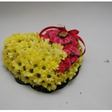 Aranjament inima de minirose si crizantema